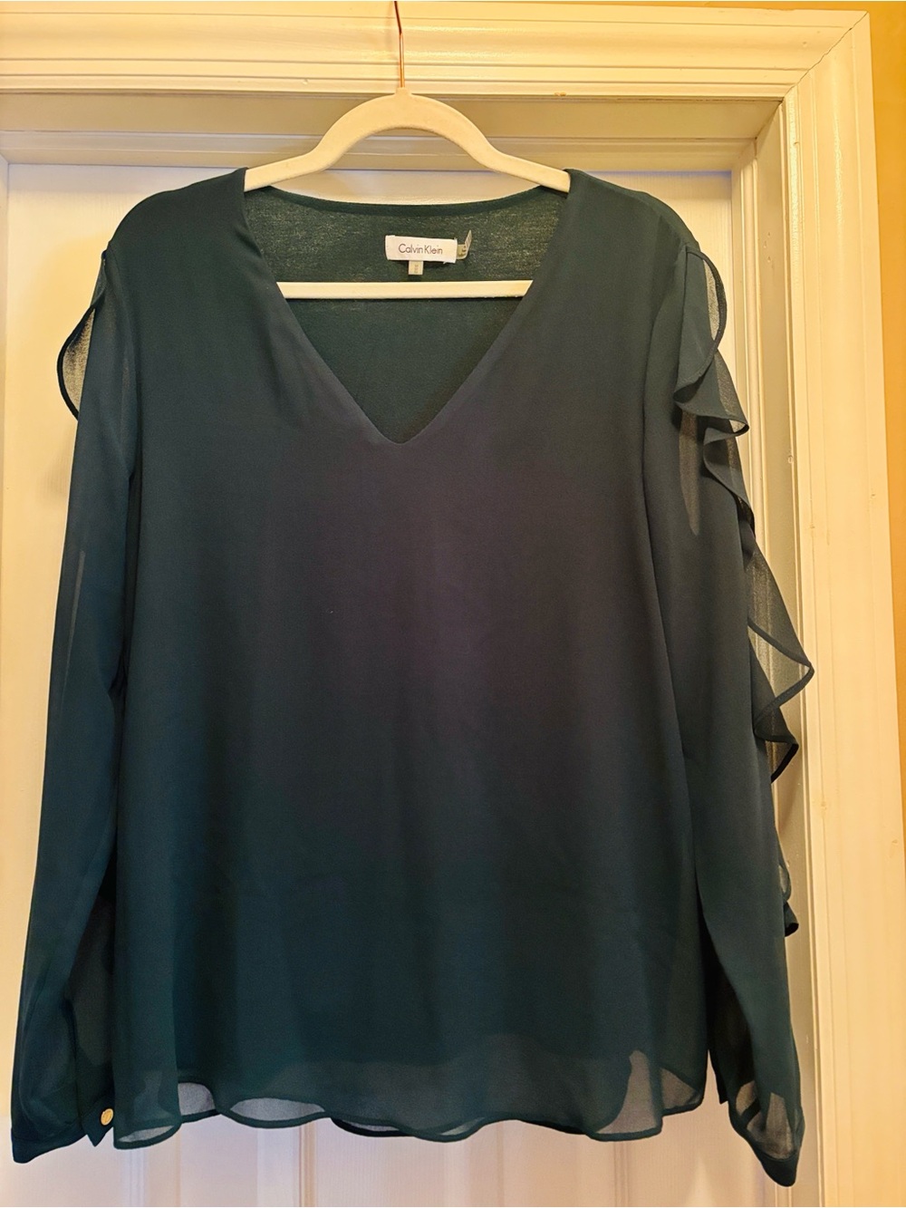 Gently used, CALVIN KLEIN Women's Dark Green V-Neck Long Sleeve Ruffle Blouse 💚